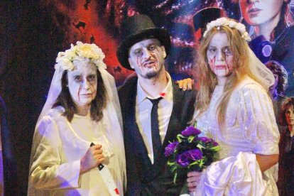 El novio con sus novias.  