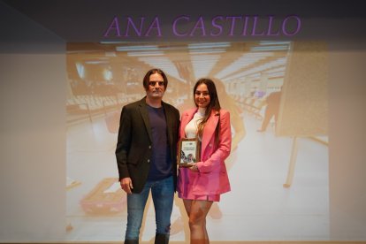Concejal de Deportes de Huércal de Almería, Jesús Pomedio, con Ana Castillo, premiada.
