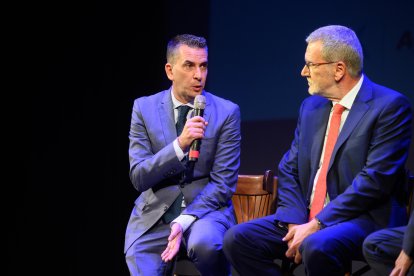 Gerardo Peregrín, consejero delegado y Jesús Lazo director general, charlan con Jacinto Castillo tras recoger el premio.