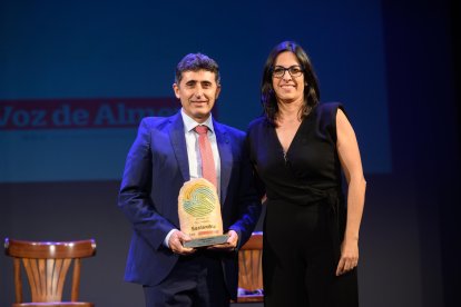 Ricardo Ortiz Portero, director comercial de Rijk Zwaan recibe el premio en la categoría de Agricultura 4.0 de manos de Alejandra Carreño, directora general del PITA.