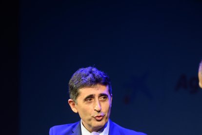 Ricardo Ortiz Portero, director comercial de Rijk Zwaan, charla con Jacinto Castillo tras recoger el premio.