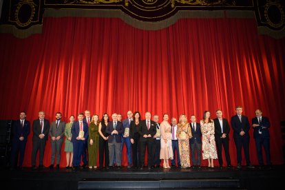 Foto de familia de los ganadores, entregadores y organizadores de los premios.