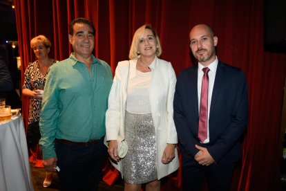 Néstor Contreras, de Agrolabordaza, Ivana Fernández, gerente de Agrovenjua, y el periodista Francisco G. Luque.