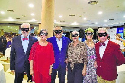 Los hermanos Martínez López, con sus esposas, y amigos durante el cóctel.