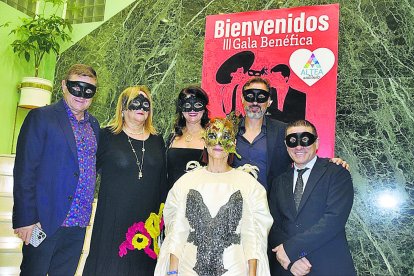 La presidenta de Altea, Mari Carmen Almagro, con el equipo de Hortalán.