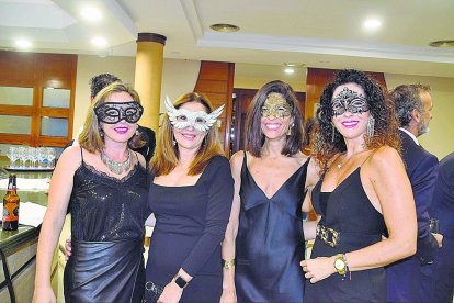 Ana Pastor de Macael, María José Navarro, Alejandra Torres y Ana Molina, pusieron un toque de elegancia y belleza a la velada.
