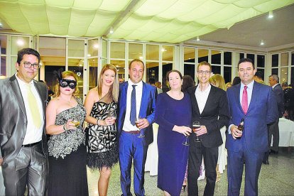 José María Arinero, junto a un grupo de amigos en la terraza del Club de Mar, durante el cóctel.
