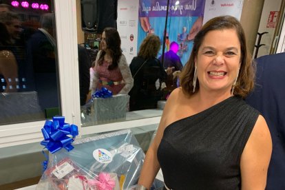 Una de las agraciadas en el sorteo de regalos.