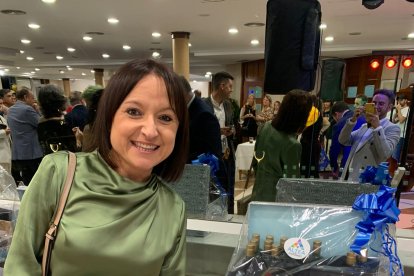 Una de las asistentes agraciada con productos de la tierra.