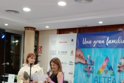 Carmen Rodríguez Ramírez, directora del CEIP Romanilla, recibiendo un premio.
