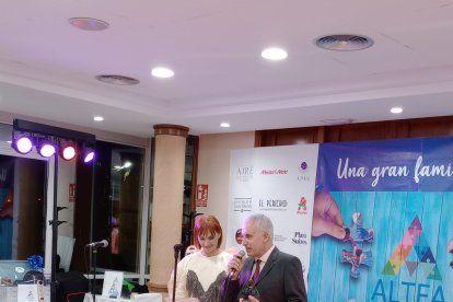 Jorge Pato, director del Centro de Experiencias de Michelín, recibiendo su reconocimiento.