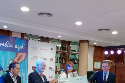 Francisco Martínez López y David Romera Archilla, entregando un cheque a directivos de Altea, para niños con autismo.