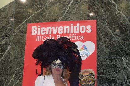 Ana María Parejo y Francisco Gómez Angulo, con máscaras.