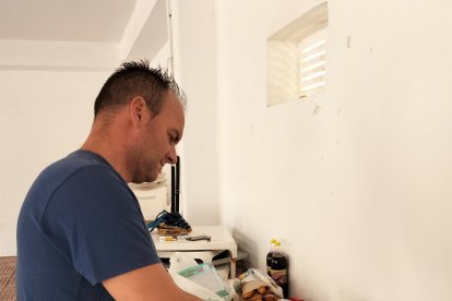 David ha cumplido 42 años: aquí haciendo de comer a su hijita.