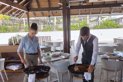 Fran y una compañera del Hotel Barceló sirviendo los arroces.