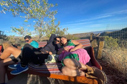 Integrantes de la promoción del 1972 de La Aneja en una casa rural por el Calar Alto.