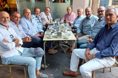 La Hermandad de Veteranos de las FAS y Guardia Civil celebrando el otoño en Café Colón.