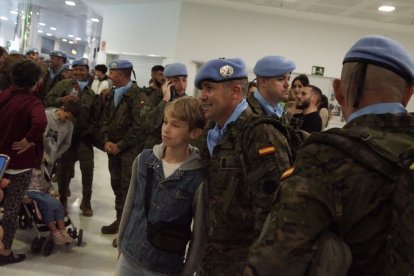 Los familiares despiden a los legionarios.