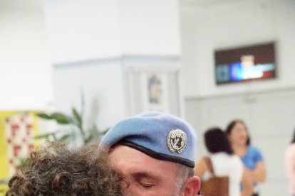 Los familiares despiden a los militares.