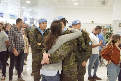Los familiares despiden a los militares.