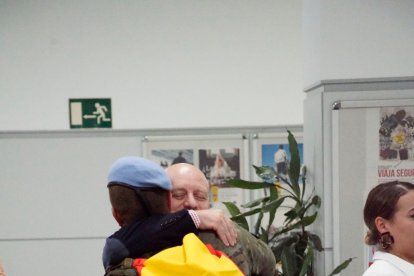 Los familiares despiden a los militares.