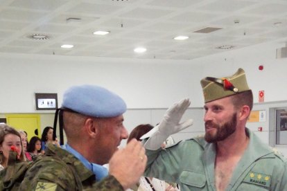 Legionarios en el aeropuerto.