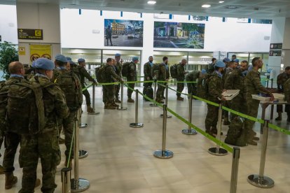 Colas para coger el avión.