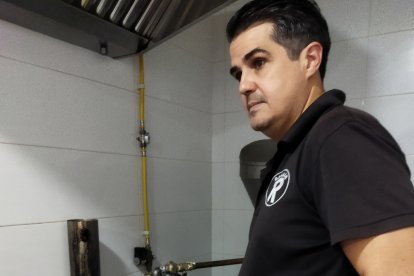 Juan Manuel González Sánchez trabaja preparando churros.