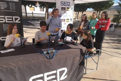 El equipo de mediadores del IES Sierra de Filabres estuvo en el stand de la SER.