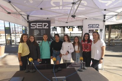 Las alumnas del IES Sierra de Filabres en el stand de la SER.