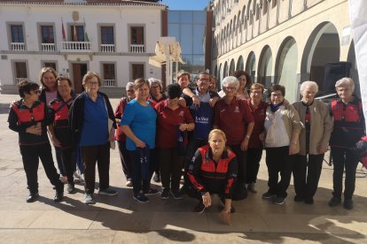 El alcalde del municipio se fotografía junto a las usuarias de la Asociación de Mayores de Serón.