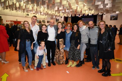 Francisco José Cazorla Ruiz, gestor de la granja escuela Baños Sierra Alhamilla y premio en la categoría de Gente, rodeado de amigos y socios.