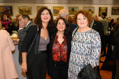 La coordinadora provincial de Izquierda Unida en Almería, María Jesús Amate, junto a María José Torres e Isabel Rodríguez