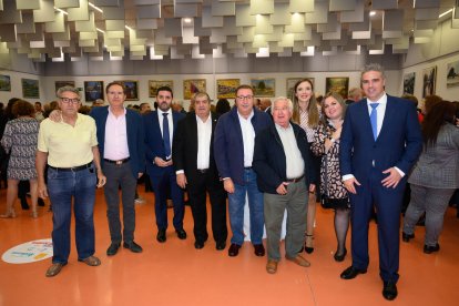 La Peña flamenca El Arriero, premio de Cultura, junto al equipo de gobierno de Viator.