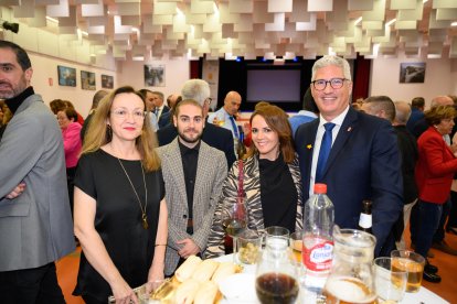 La subdirectora de LA VOZ, Antonia Sánchez Villanueva, junto a Izan Guerrero, Rosenda Mirón y el alcalde de Huércal de Almería, Ismael Torres.