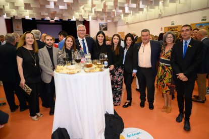La subdirectora de LA VOZ, Antonia Sánchez Villanueva, junto a Izan Guerrero, Rosenda Mirón y el alcalde de Huércal de Almería, Ismael Torres, junto a parte del equipo de gobierno de Huércal.