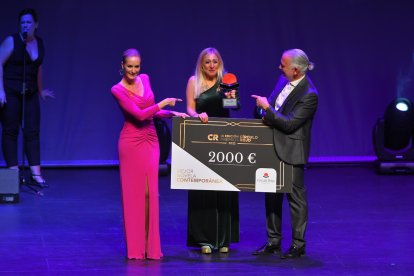 Juan Ramón Lucas y Sandra Ibarra entregaron en premio a Manuela Mammino.