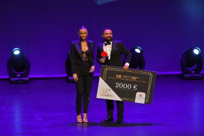 Nadia Jémez entregando el galardón Infantil a Herli S. Alfaro.