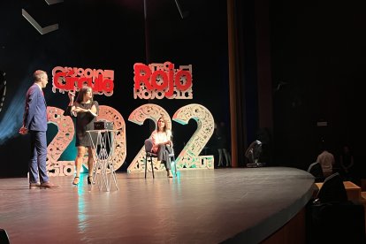 La maga Inés haciendo asombrar al público.