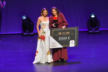 Carla Nieto entregó el galardón a Elena Guerrero.