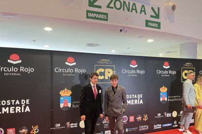 El torero almeriense Ruiz Manuel junto a su acompañante.