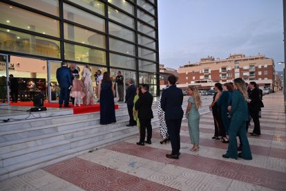 Cola para entrar por la alfombra roja.