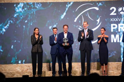 Doña Letizia vistió un vestido azul marino.