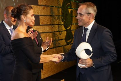 Doña Letizia entrega uno de los galardones.