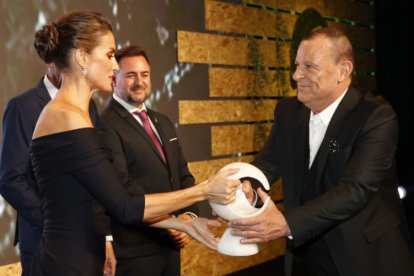 Un vestido de corte midi, el elegido por la reina.