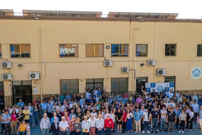 Fotografía de familia de todos los asistentes, antigüos alumnos y profesores.