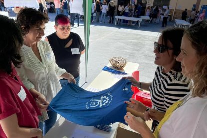 Venta de camisetas y merchandaising.