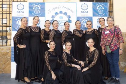 Grupo de danza de la SAFA al completo.
