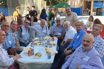 El maestro, Alfonso Góngora, con alumnos de las primeras promociones.