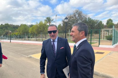 Carlos Herrera junto al alcalde de Los Gallardos.